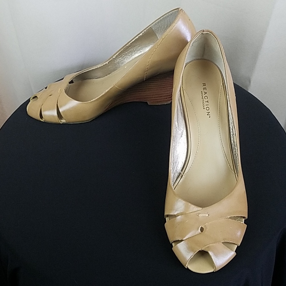 Kenneth Cole Reaction leather upper beige open toe